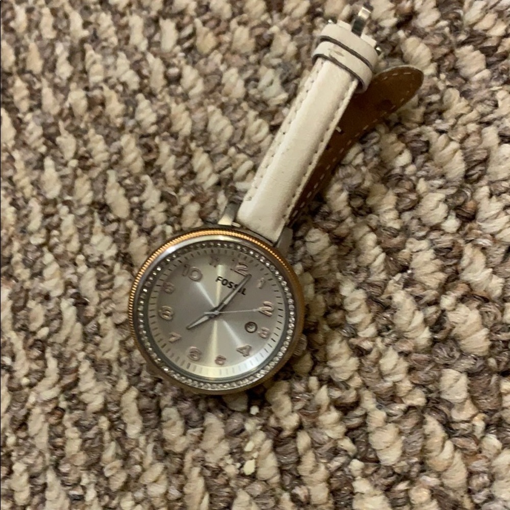 White summer style fossil watch with pearl face